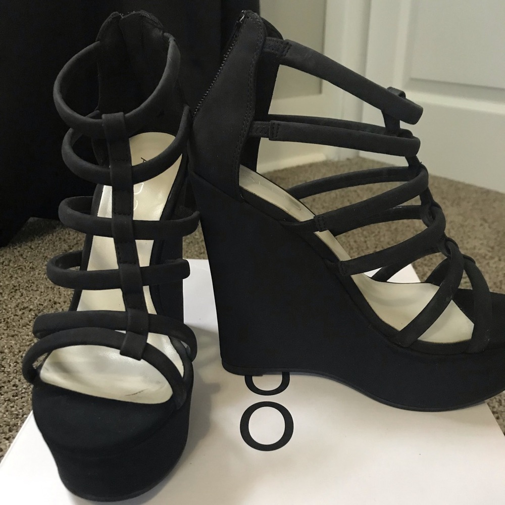 Black wedges
